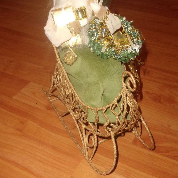 Byers Choice Carolers Santa in Gold Sleigh - Picture 2 of 2